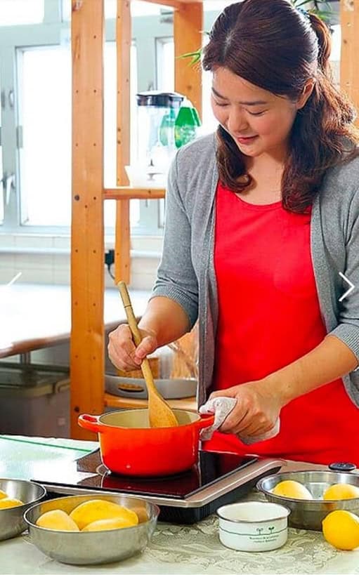 Bonnie is cooking mango jam