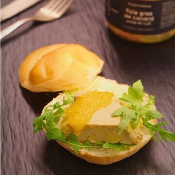 Foie Gras Mi-Cuit 半熟鴨肝配鮮橙果皮醬與法式軟包